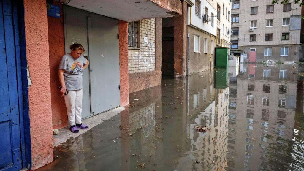 Njerëzit kalojnë natën në çati, SHBA: Nuk e dime ende kush e shkatërroi digën