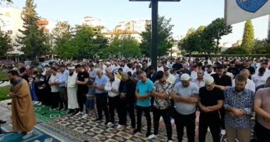Video/ Nga veriu në jug besimtarët myslimanë festojnë Kurban Bajramin, falin namazin në sheshe e xhami