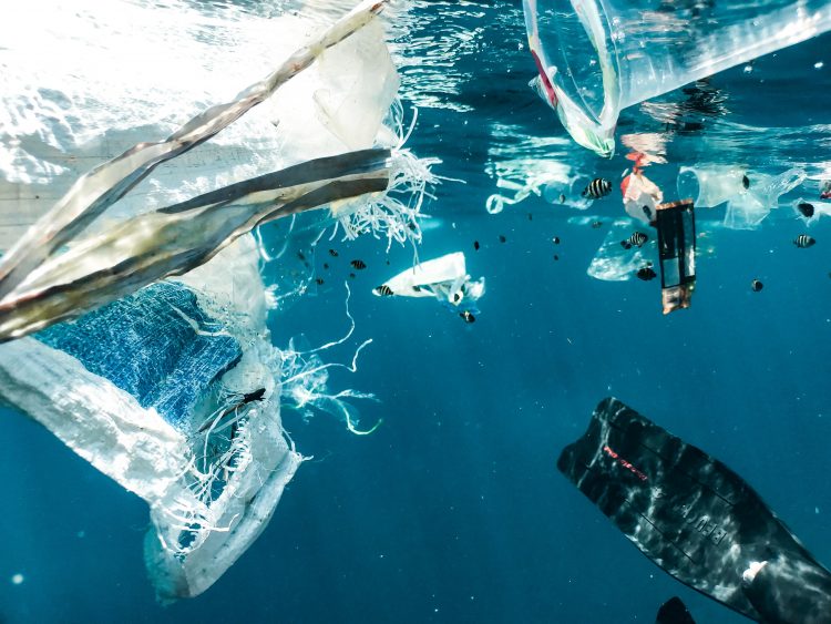 Mesdheu “pushtohet” nga plastika, hidhen mbi 500 mijë tonelata në vit