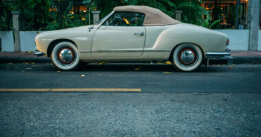 Gomat e makinave dikur ishin të bardha, zbuloni pse u bënë të zeza