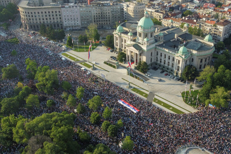 “Vuçiç ik”, dhjetëra mijëra veta në protestën antiqeveritare në Serbi