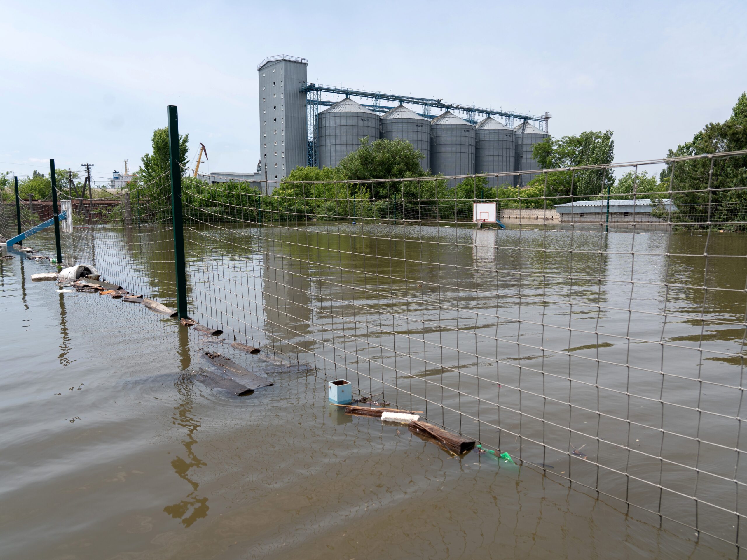 Përmbytjet për shkak të shembjes së digës, Japonia ofron 5 milionë dollarë ndihmë për Ukrainën