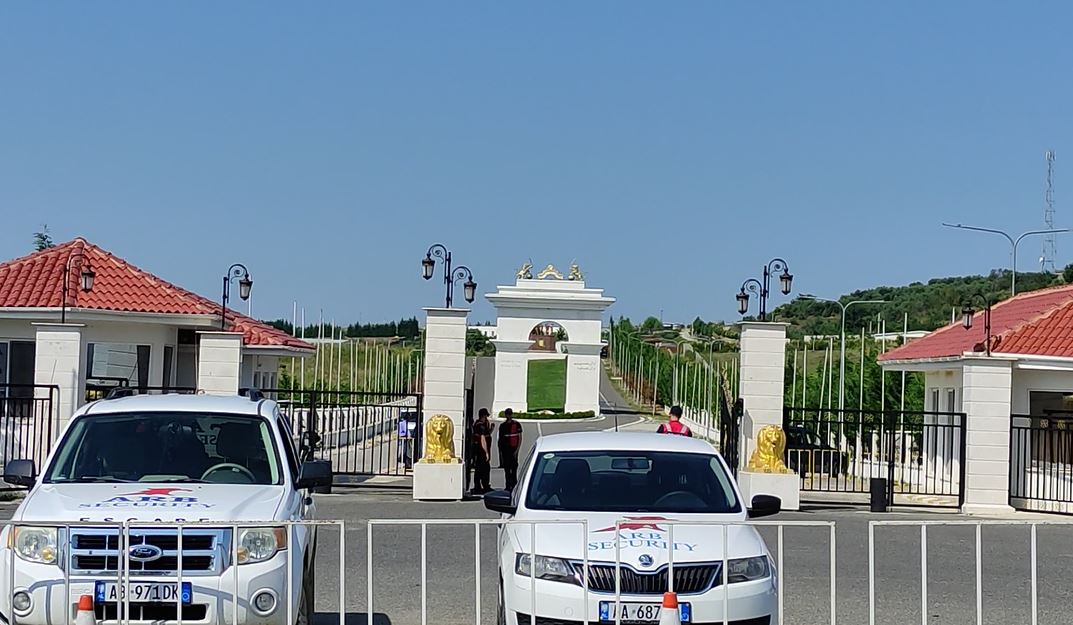 Kontrollet në kampin e muxhahedinëve në Manëz, MEK: Policia vrau një prej nesh