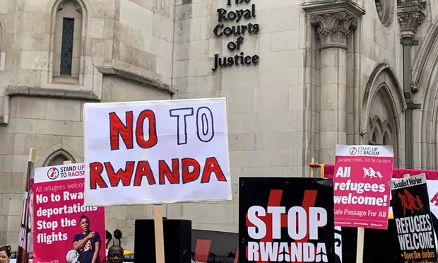 Gjykata “rrëzon” Suella Braverman, plani për dërgimin e azilkërkuesve në Ruandë shpallet i paligjshëm