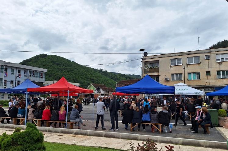 Protestuesit serbë fillojnë të mblidhen në veri