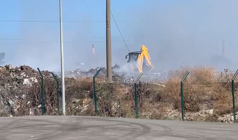 Zjarri i qëllimshëm në vendgrumbullimin e mbetjeve në Vlorë, zjarrfikëses i vijnë në ndihmë edhe dy mjete të ushtrisë