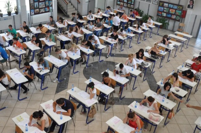 Rreth 30 mijë maturantë nisin sot provimet e maturës