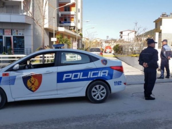 Armëmbajtje pa leje dhe kërcënim me thikë, tre të proceduar në Vlorë