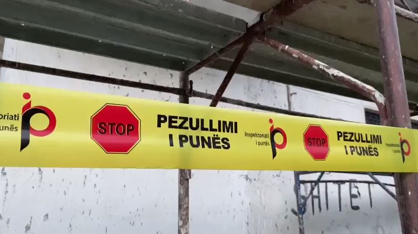 Bulqizë/ Punëtori bie nga skela, dërgohet në gjendje të rëndë në spital