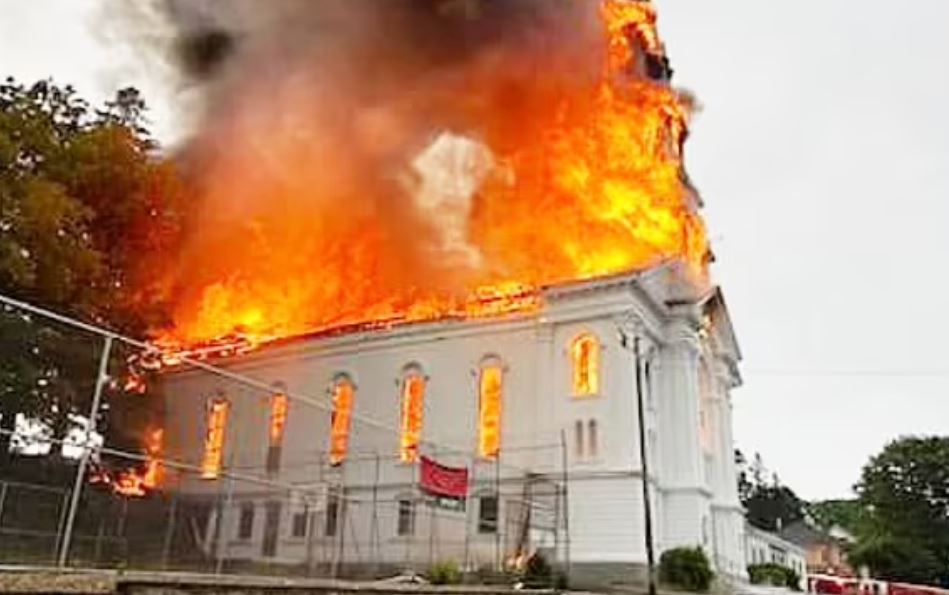 Goditet nga rrufeja, zjarri shkatërron kishën 280 vjeçare në SHBA