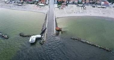 Peshq të ngordhur dhe një “njollë” e madhe e zezë në Adriatik/ Pasojat e përmbytjeve në Emilia-Romagna