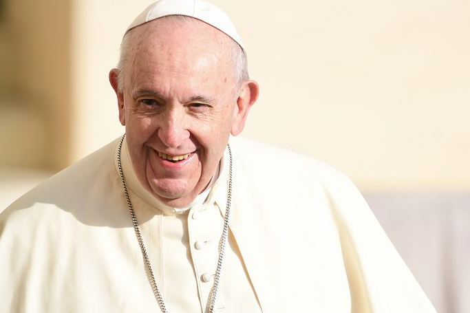 Iu nënshtrua operacionit, Papa Françesku në gjendje të mirë, mjekët: Është vigjilent dhe bën shaka