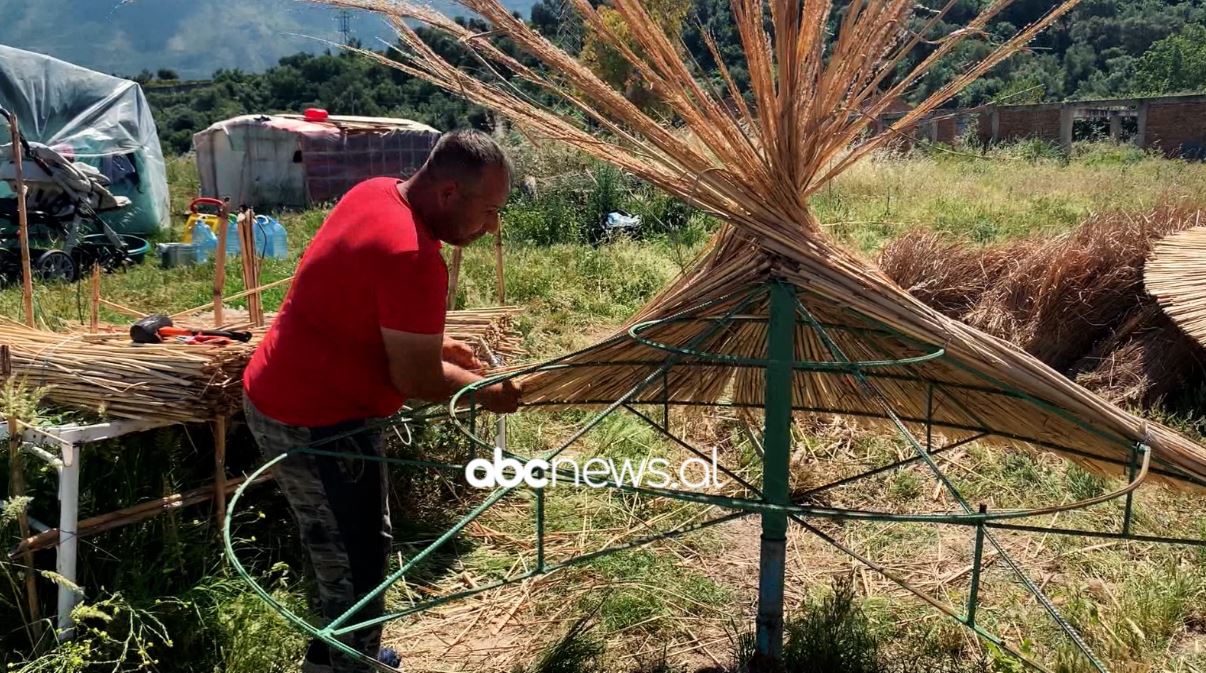 Mjeshtri nga Bilishti, çadrat e tij të plazhit kërkohen në të gjithë Shqipërinë