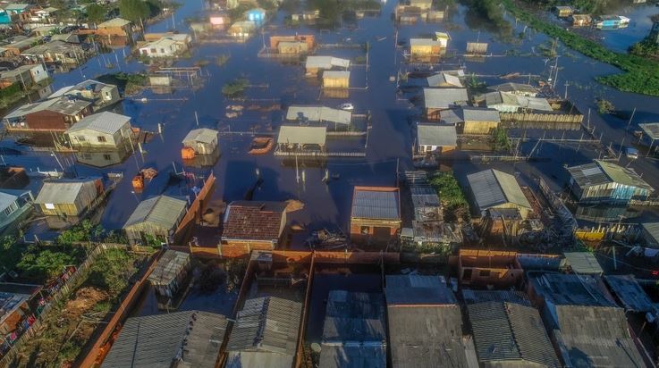 Brazili goditet nga një stuhi e fortë, humbin jetën 13 persona