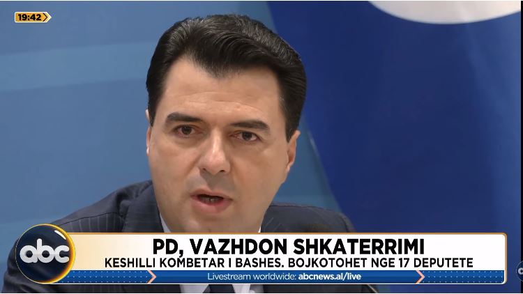 PD, vazhdon shkatërrimin/ Këshilli Kombëtar i Bashës, bojkotohet nga 17 deputetë