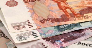 Rubla ruse arrin nivelin më të ulët që nga 2022