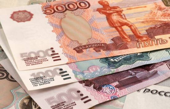 Rubla ruse arrin nivelin më të ulët që nga 2022