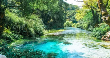 “Syri i kaltër” tërheq turistët/ Pasuri natyrore, vizitohet nga të huaj e shqiptarë