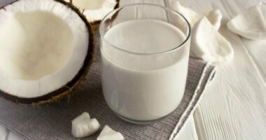 Pse është mirë të pini qumësht kokosi me mjaltë çdo mëngjes