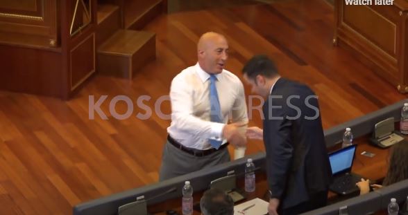 Kërkon vota për mocionin? Haradinaj takon kundërshtarët e Kurtit në Kuvend