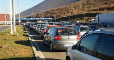 Radhë të gjata automjetesh në Morinë, shkak një defekt në doganën e Kosovës