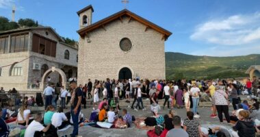 Qirinj dhe lutje, mbyllet pelegrinazhi në Kishën e “Shna Ndout” në Laç