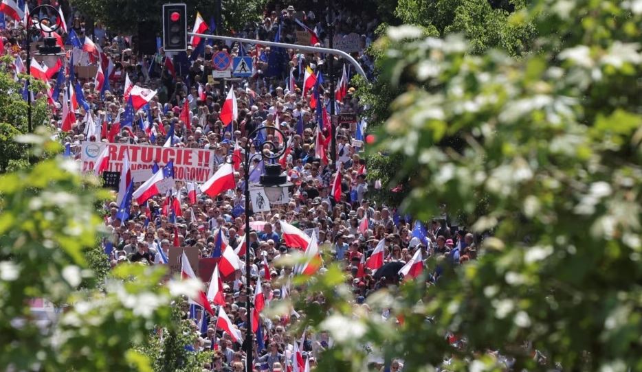 Dhjetëra mijëra persona protestojnë kundër Qeverisë polake