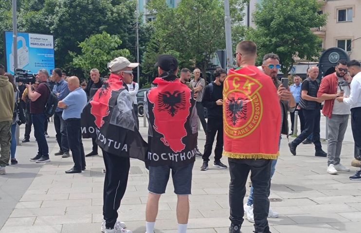 Pavarësisht thirrjeve të institucioneve, qytetarët shqiptarë dalin në protestë në Mitrovicë