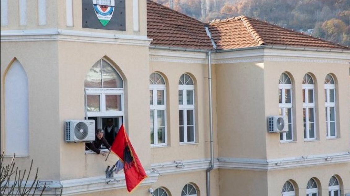 Vendosi flamurin kombëtar në objektin e komunës, gjykata serbe thërret kryetarin e Preshevës