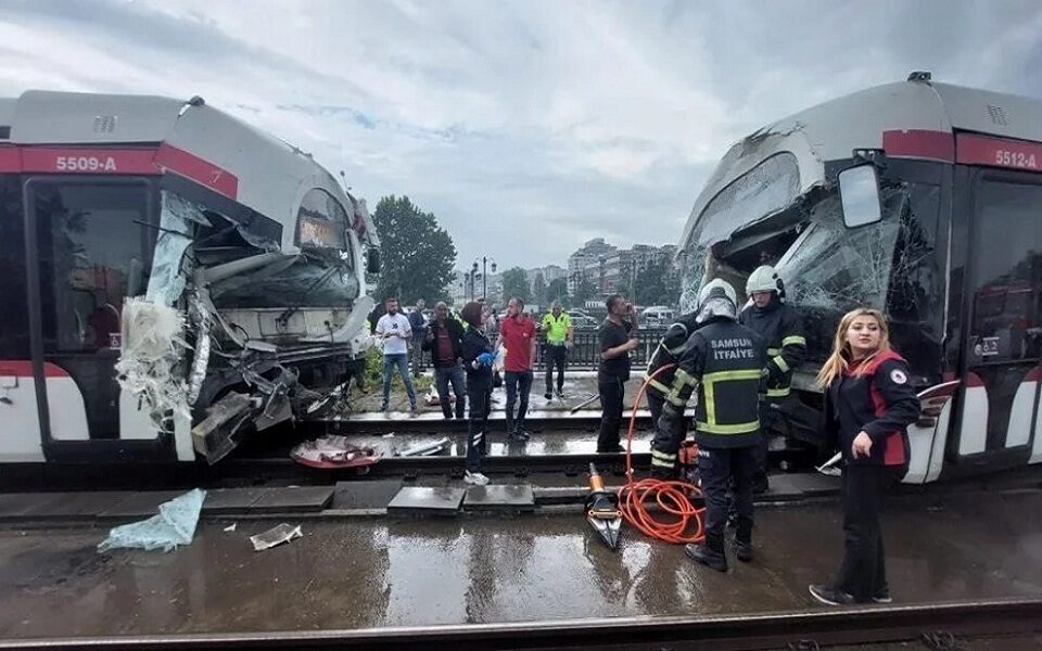 Përplasen “kokë më kokë” dy tramvajë në Turqi, 26 të plagosur