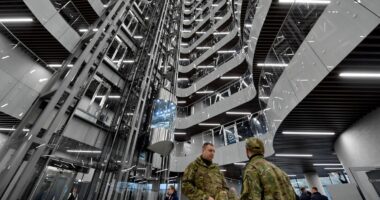 Policia mësyn në selinë e Wagner në Shën Peterburg