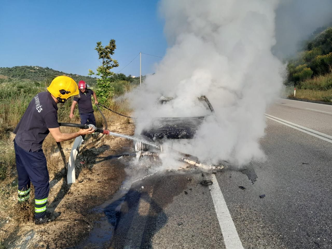 Merr flakë makina në ecje në aksin Levan-Tepelenë