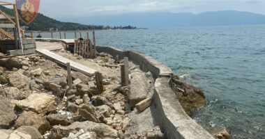 FOTO/ Ndërtoi pa leje në vijën bregdetare, në Radhimë, arrestohet 46-vjeçari