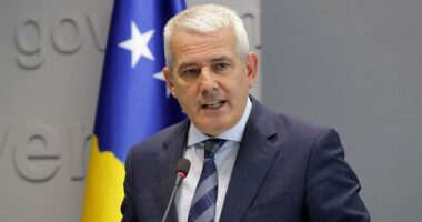 Prokuroria kërkon dënim për ministrin e Kurtit/ Sveçla hodhi gazin lotsjellës në sallën e Kuvendit në 2018