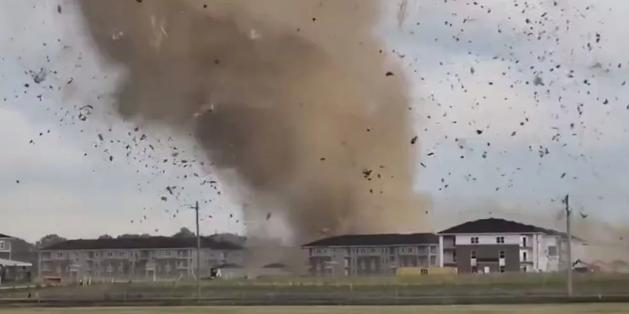 VIDEO/ Tornado e fuqishme në Indiana, shkatërrohen dhjetëra shtëpi