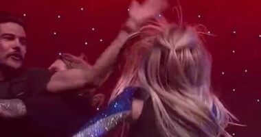 Pas Bebe Rexhës, një tjetër këngëtare shqiptare me famë ndërkombëtare e godasin në skenë