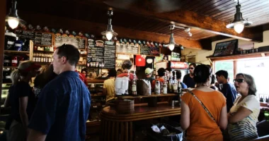 Dilni më shpesh me miqtë, ja pse është mirë edhe për shëndetin tuaj