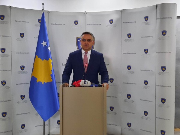Tahiri: Kosova e sanksionuar, Qeveria dhe Kuvendi po “mrizojnë”