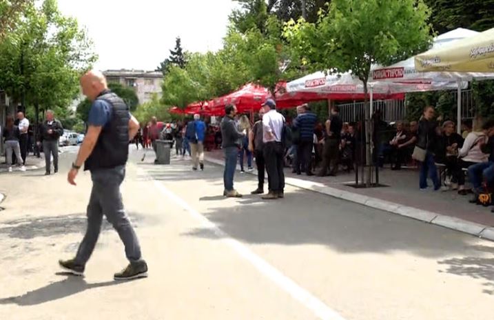 ​Protestuesit serbë edhe sot para komunave në veri të Kosovës