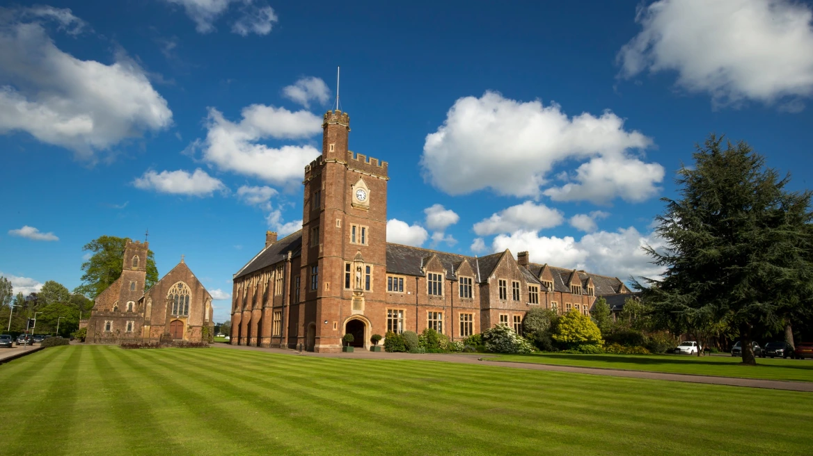 Sulm në një shkollë në Britani, 3 të plagosur