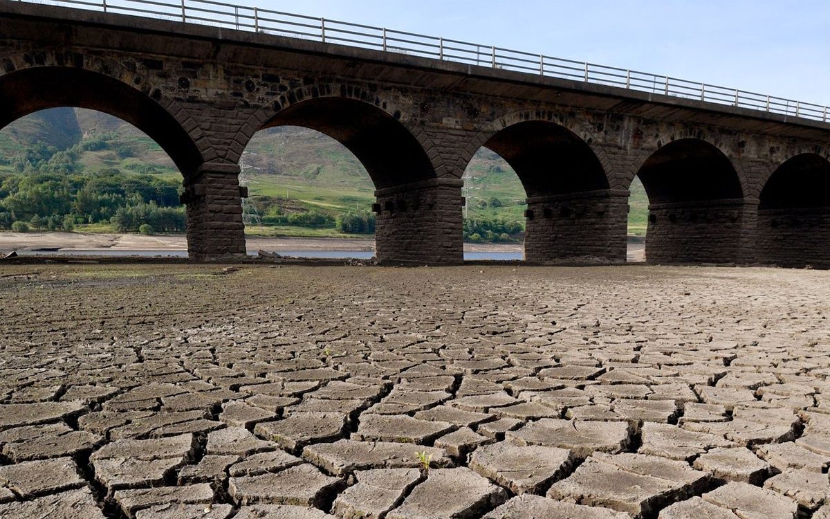 Britania vendos kufizime për ujin e pijshëm për shkak të thatësirës
