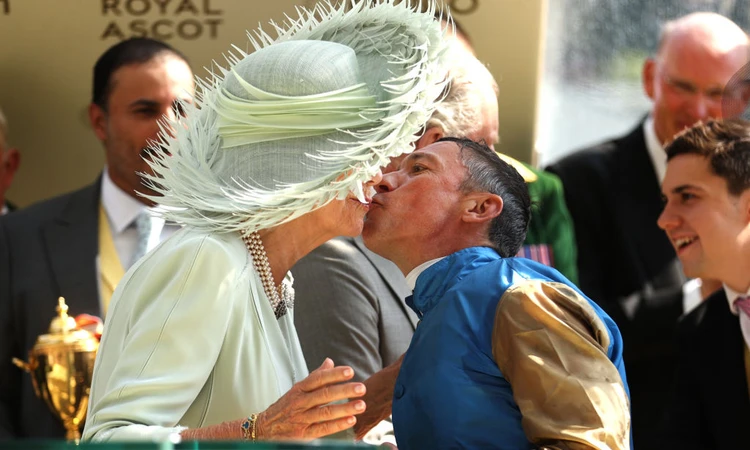 VIDEO/ Momenti viral, kush e puthi papritur Mbretëreshën Kamila