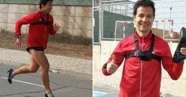 Një burrë vrapon 100 metra për 12.82 sekonda teksa mban veshur taka të larta