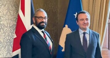 Sekretari i Jashtëm britanik takohet me Kurtin, përsërit kërkesat për normalizimin e situatës në veri