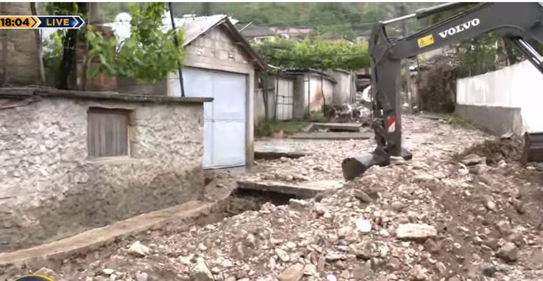 Uji vërshoi në banesa, shkatërroi disa rrugë, ABC News në Zemblak një ndër fshatrat më të goditur nga shiu