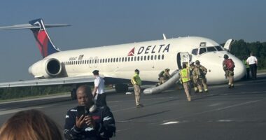 Nuk iu hapën rrotat e përparme, avioni ulet me “hundë” në pistë