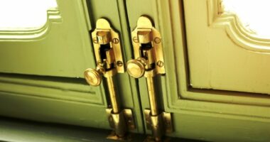 A e dini arsyen pse dorezat e dyerve janë prej bronzi?