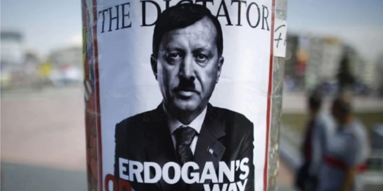 Vizatoi mustaqet e Hitlerit te posteri i Erdogan, arrestohet 16-vjeçari turk