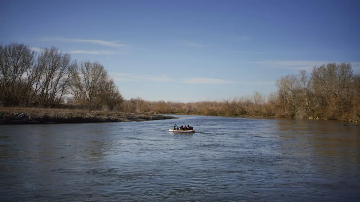 Alarmi i ri në Evros, gjenden rreth 130 emigrantë në një ishull