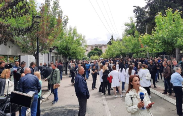 ​Serbët vazhdojnë protestat para objekteve komunale në veri të Kosovës